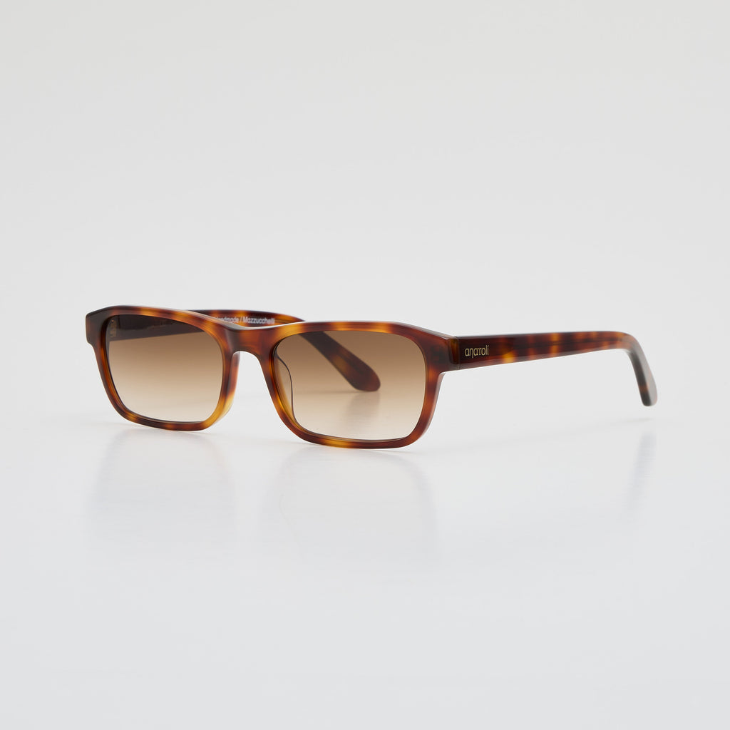 Angled side view of Latiner sunglasses in tortoiseshell Mazzucchelli acetate with brown gradient Carl Zeiss lenses, showing engraved Anatolí logo on the temple.